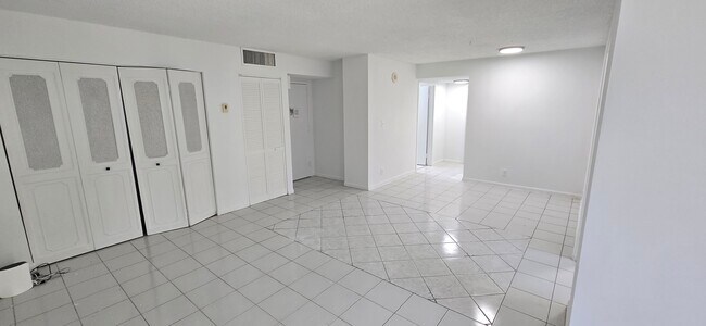 Foto del edificio - 16919 N Bay Rd