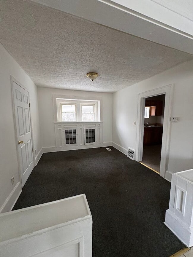 Building Photo - Three bedroom one bathroom home for rent