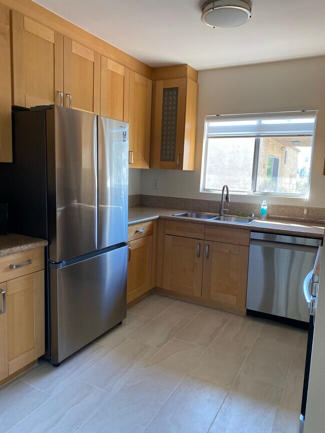 Building Photo - 837 N West Knoll Dr