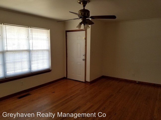 Building Photo - 4944 Sarasota Dr
