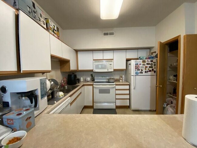 Foto del edificio - $1,295 | 2 Bedroom, 2 Bathroom Condo | Pet...