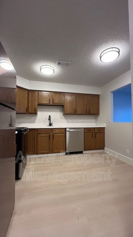 Building Photo - 515 W Saunders Ave