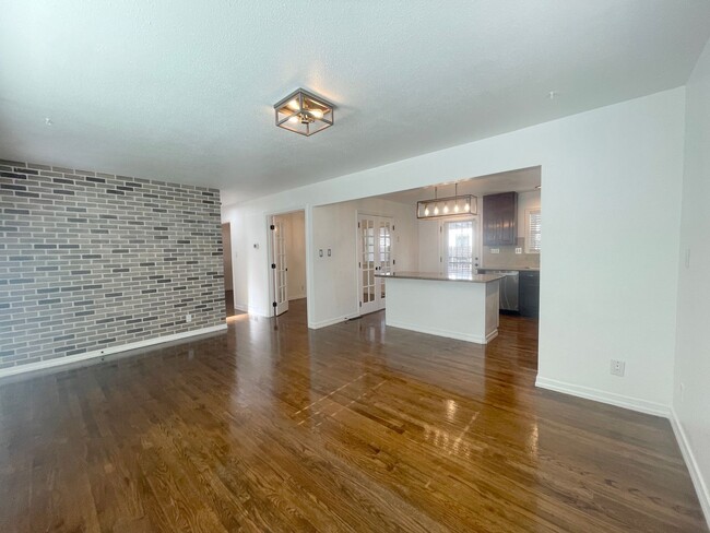 Foto del edificio - Stunning remodeled 2 bedroom duplex with h...