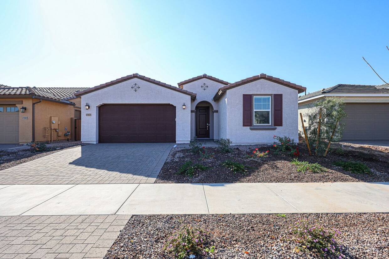 Foto principal - New 5-Bedroom Home in Goodyear with Upgrad...