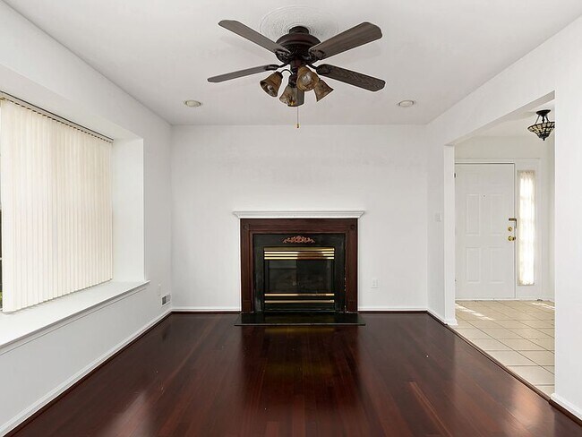 Building Photo - 2501 Saxony Dr