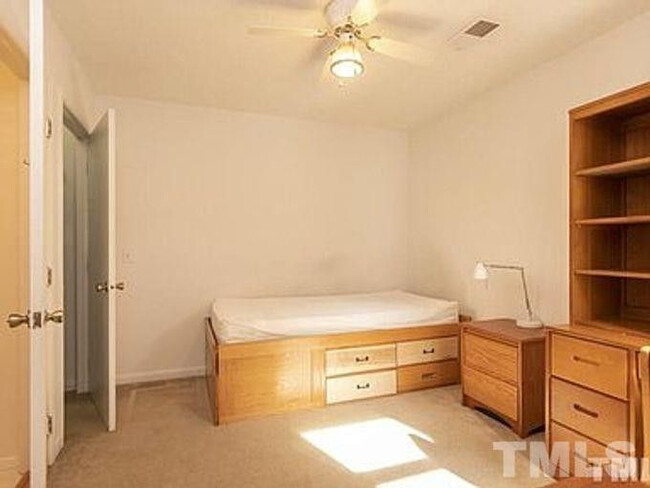 Foto del edificio - Room in Condo on Collegiate Cir