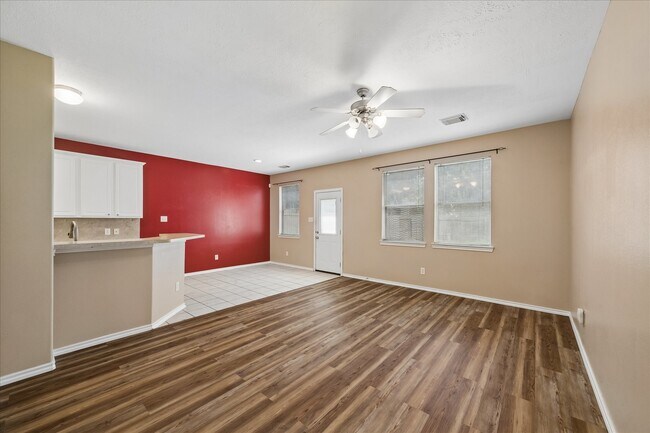 Foto del edificio - 341 Capella Oaks Ln