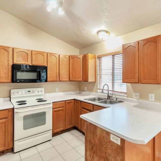 Foto del edificio - Awesome 4 Bedroom Pet Friendly Home w 2 car attached garage
