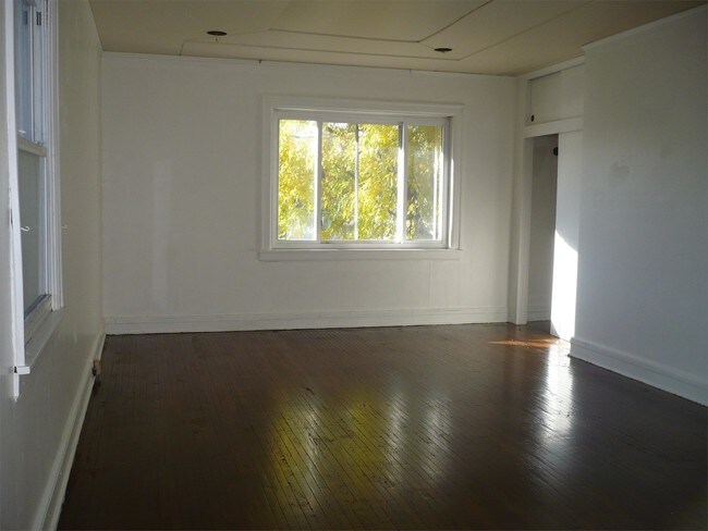 Building Photo - 319 W Elm St