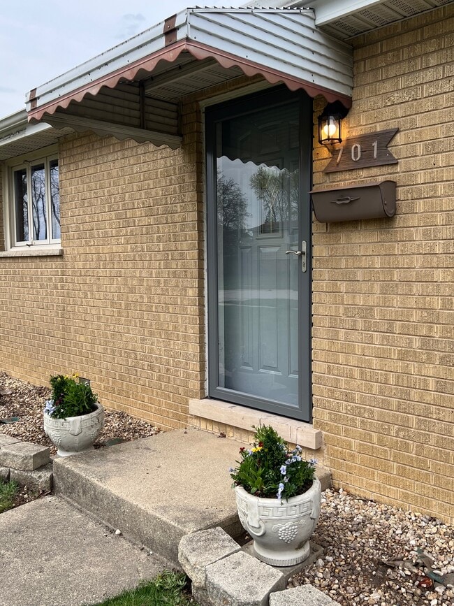 Entrada principal - 701 N Craig Pl