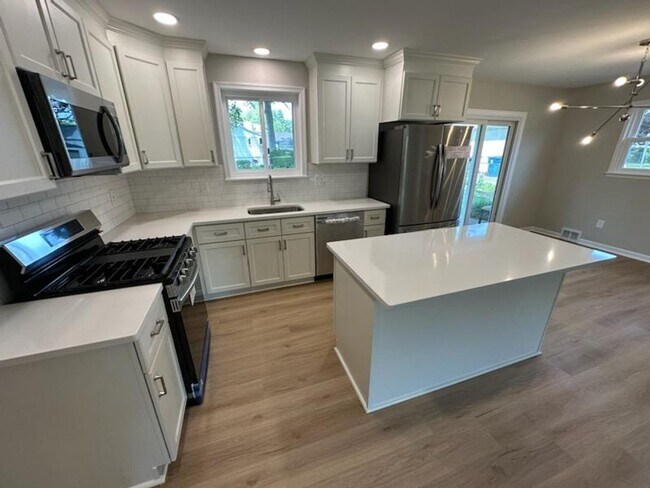 Foto del edificio - Immaculate 3 BD 2 BA Detached Home with Garage in Springfield, VA