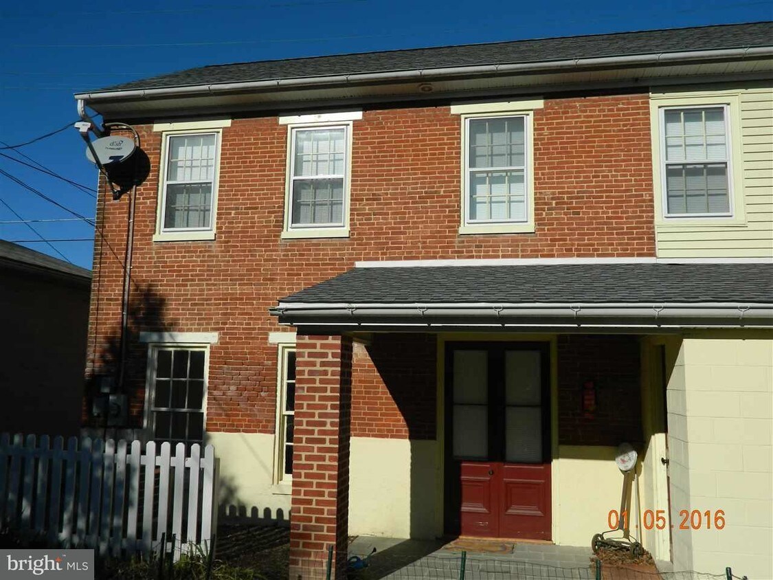 Primary Photo - 132 E Middle St