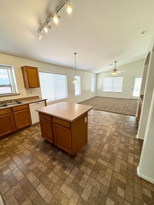 Foto del edificio - Fantastic 4 Bedroom/2 Bath Single Level Ho...