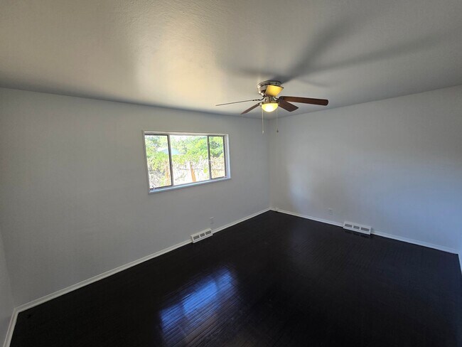 Foto del edificio - Nice size 4 Bedroom  2 Bath with 2 living ...
