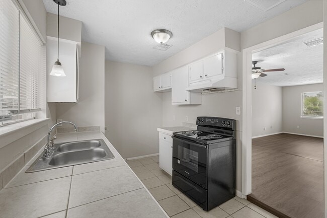 Foto del edificio - 15011 Tipcrest St