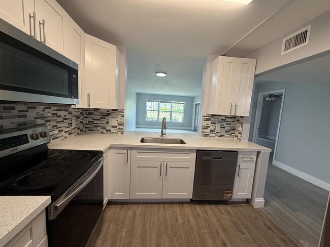 Building Photo - 7355 Woodmont Ter