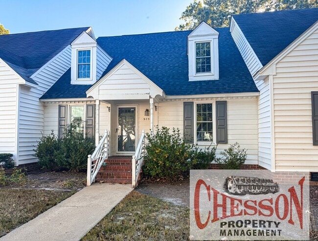 Building Photo - 925 S Hornbeam Dr