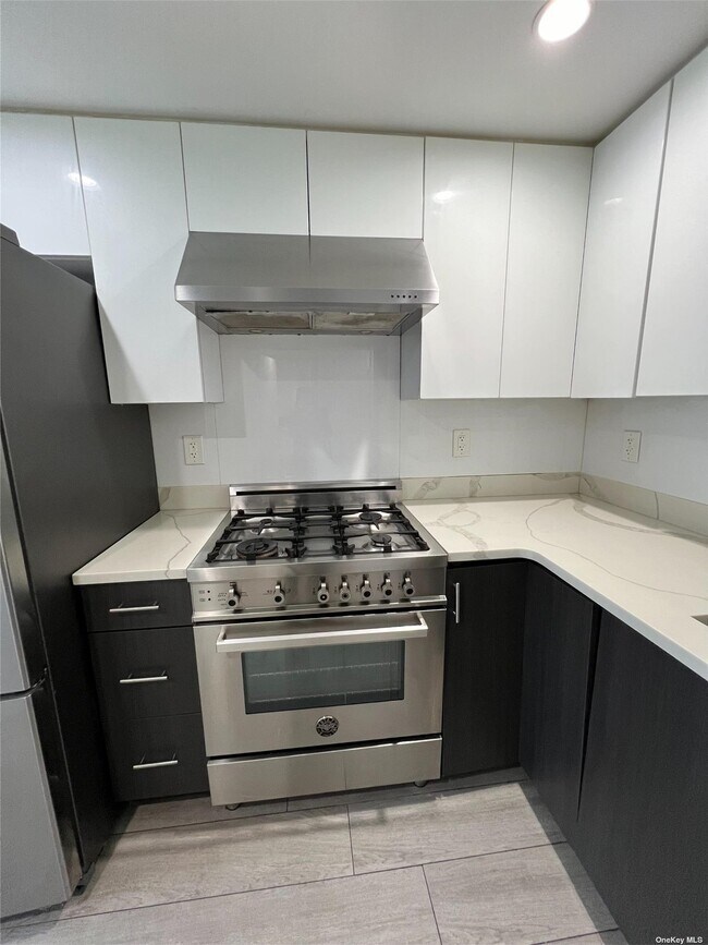 Foto del edificio - 97-45 63rd Dr