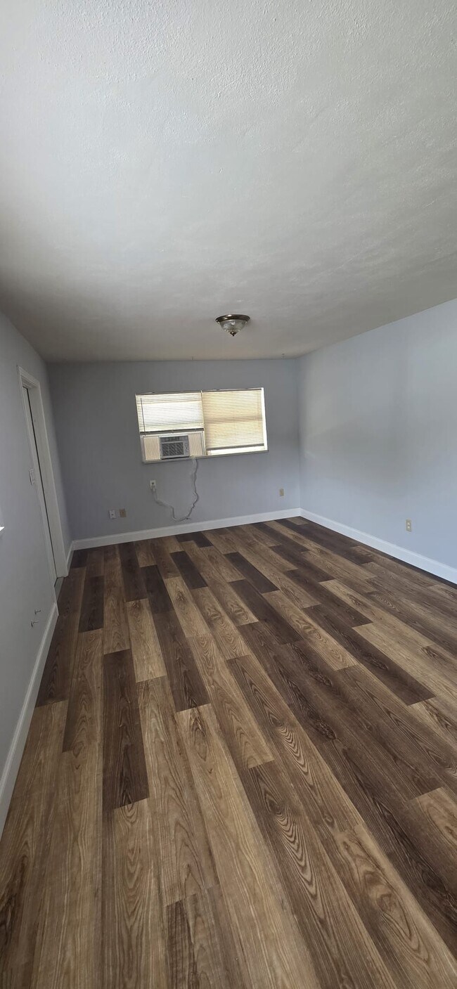 Building Photo - 2252 Maple Ave