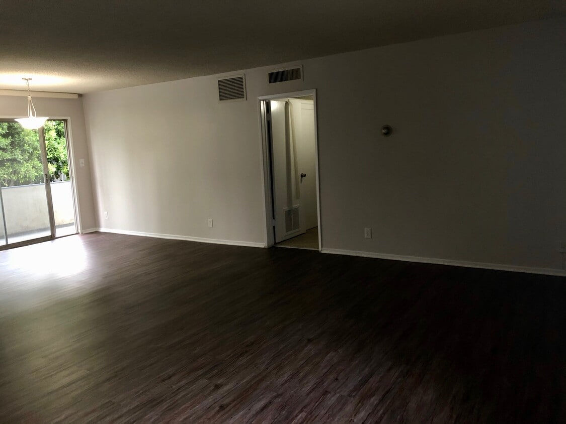 Primary Photo - 110 S Swall Dr
