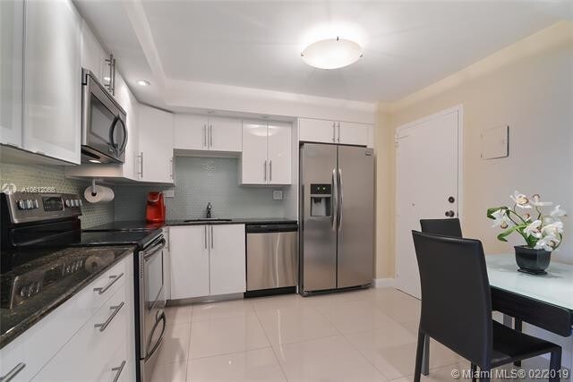 Foto del edificio - 250  174 ST  1812