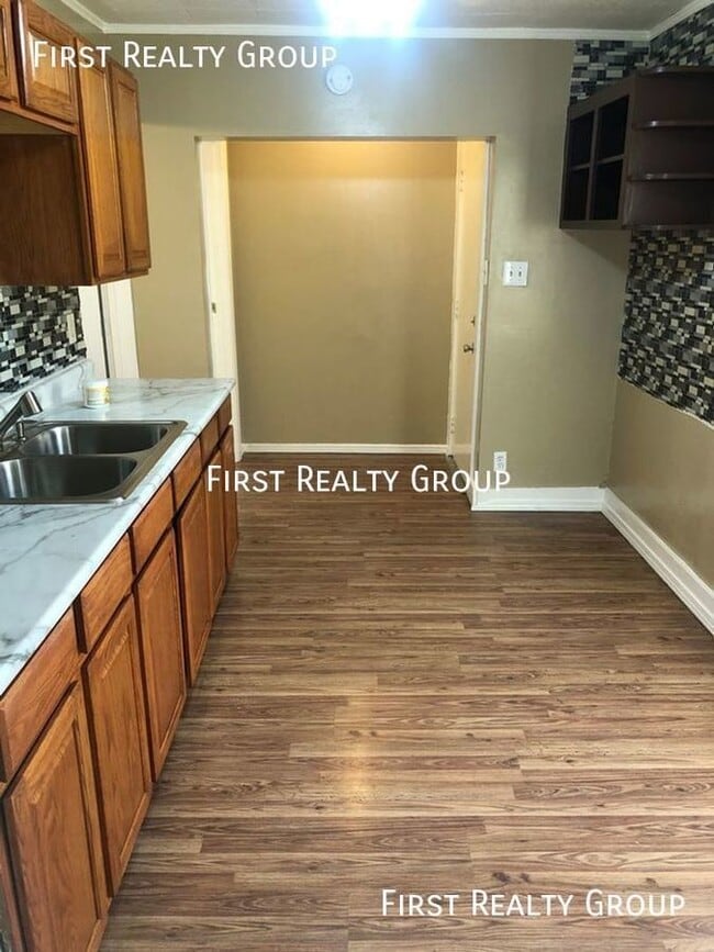 Building Photo - 2 Bedroom, 1 Bath, Single Family Home, Mov...