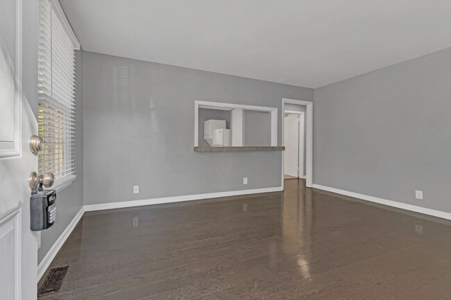 Building Photo - Charming Duplex in Prime Walkable 12 South Location!