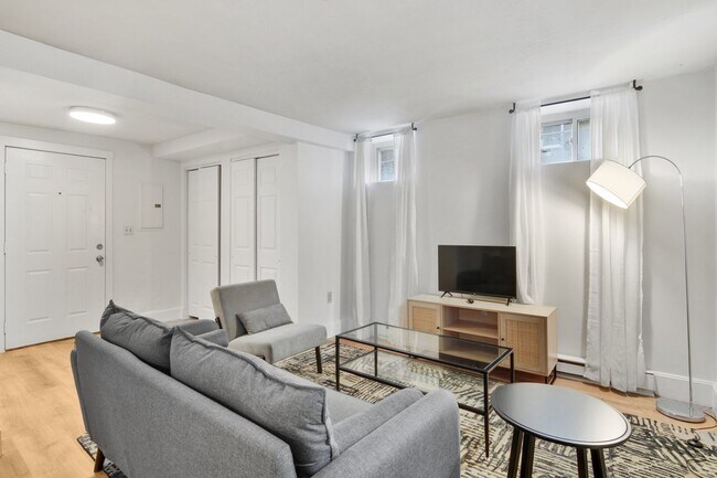 Building Photo - #768 Queen room in Roxbury 3-bed / 1.0-ba