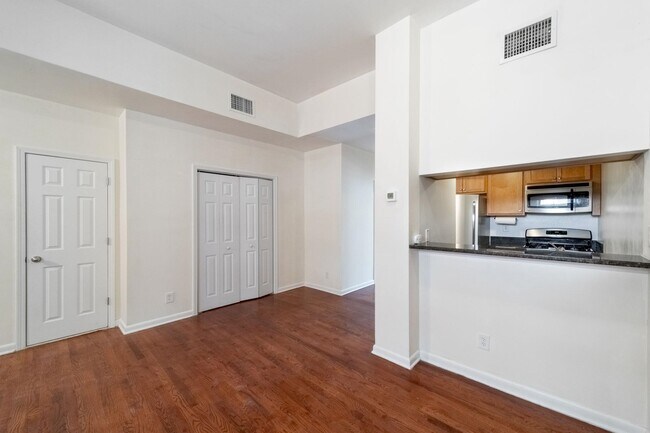 Building Photo - 341 Monmouth St