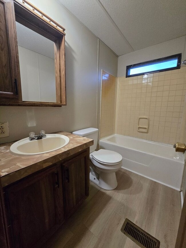 Foto del edificio - 3 bedroom, 2 bath Mobile Home in Yorktowne