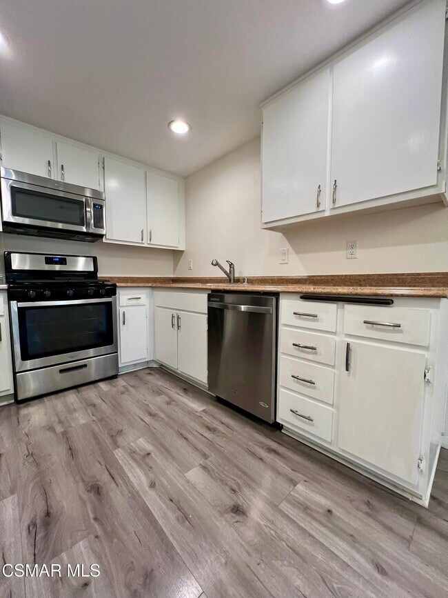 Foto del edificio - 1342 E Hillcrest Dr