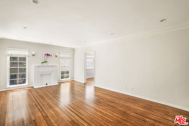 Building Photo - 355 Rexford Dr