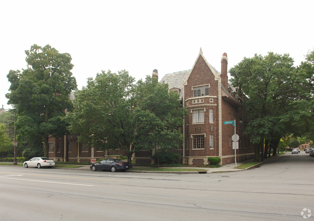 Primary Photo - Broadway Apartments