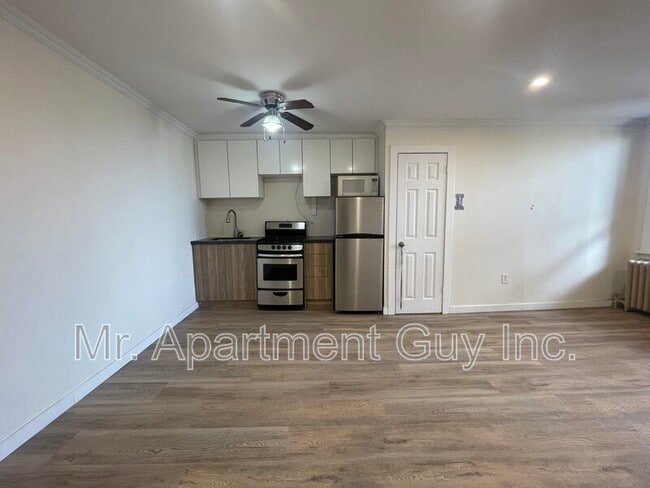 Building Photo - 44 Victoria Ave S