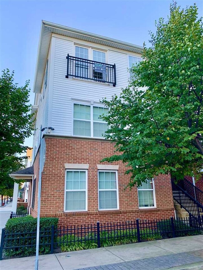 Building Photo - 2 Greenwich Dr