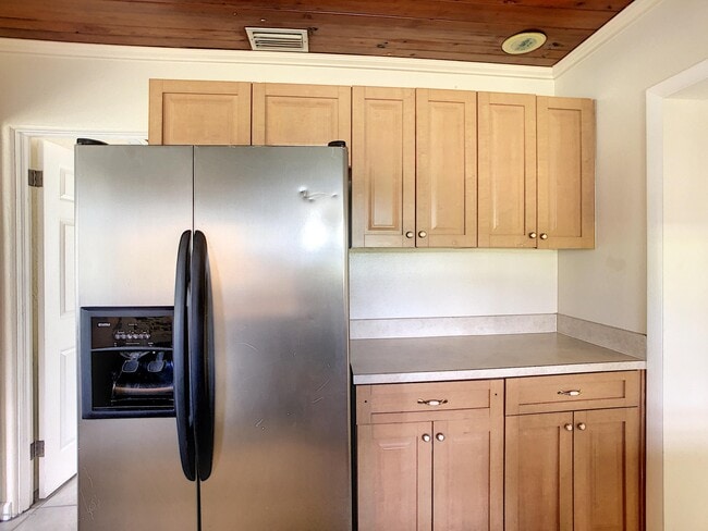 Building Photo - 319 Lucerne Dr