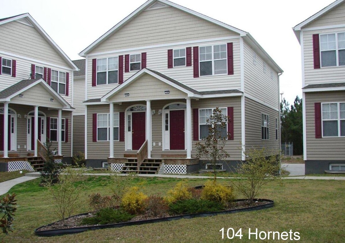 Primary Photo - Beautiful Town Home in Tucker Creek