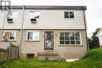 Building Photo - 15 Brenda Ct
