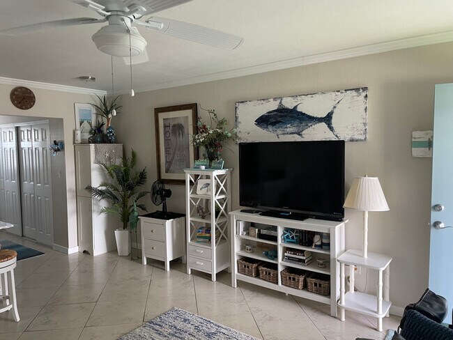 Foto del edificio - 240 N Collier Blvd