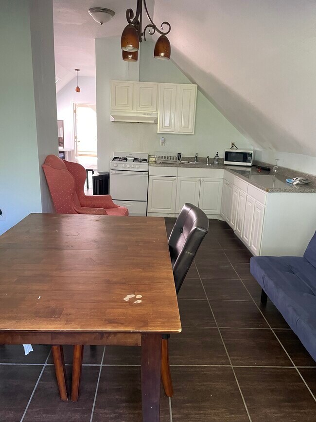 Kitchen/Dining combo - 60 Calumet St