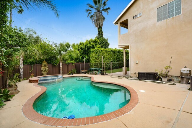 Foto del edificio - Gorgeous 3,000+ sq ft home in Glendora wit...