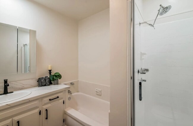 Foto del edificio - 220 E Live Oak St