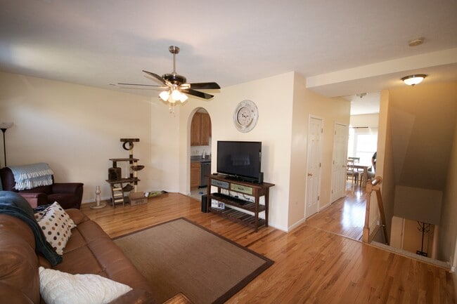 Building Photo - Taylor Spring Townhouse With Garage and Ba...
