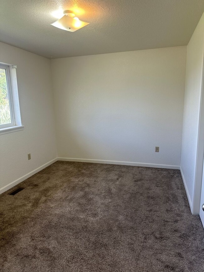 Building Photo - Duplex For Rent