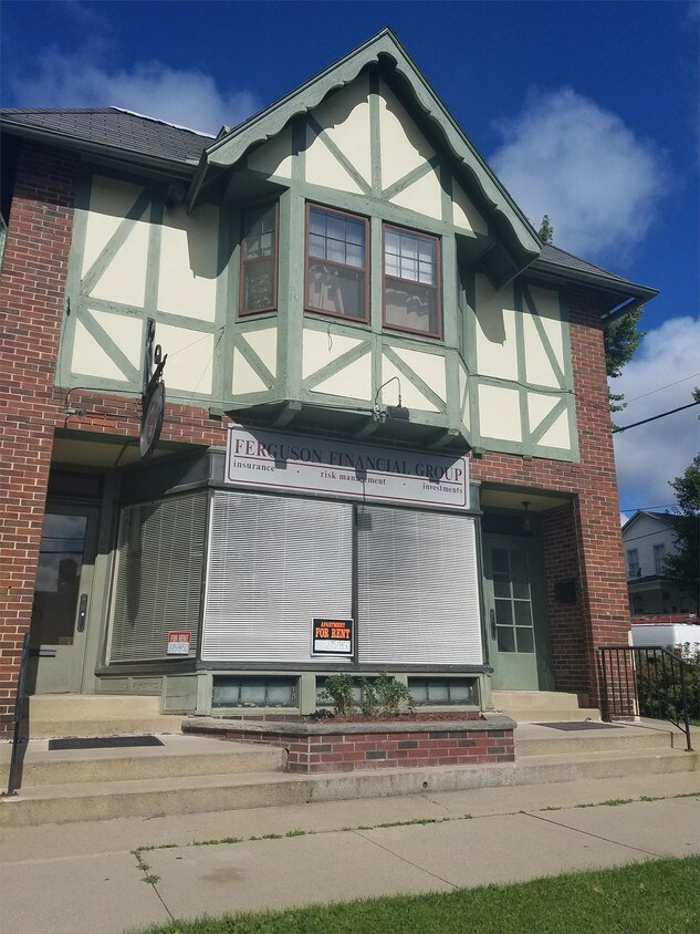 700 S Locust Ave Unit 1, Freeport, IL 61032 Room for Rent in Freeport