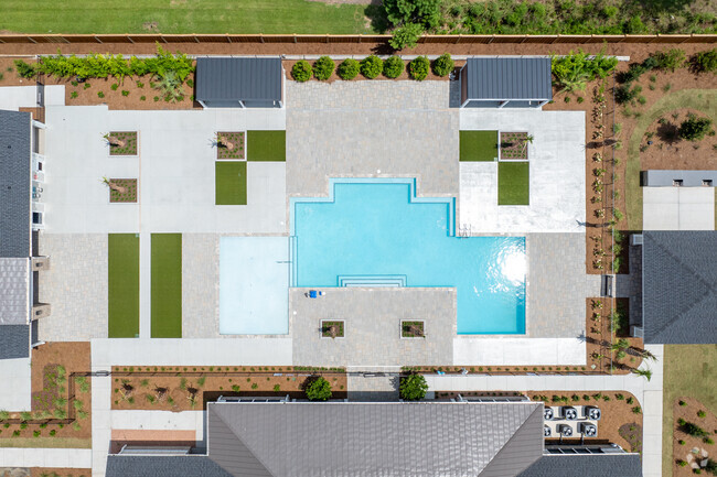 Área de piscina - Evolve Waterford Apartment Homes