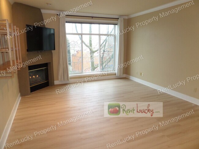 Foto del edificio - GREAT VIEWS! Lovely 2-Bedroom, 2 Bath Condo in Fantastic Fremont Area w/Garage Parking!!