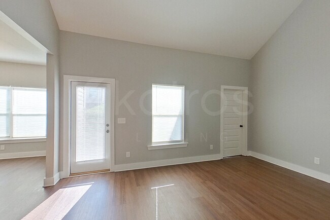 Foto del edificio - 8008 Shadesbrook Dr