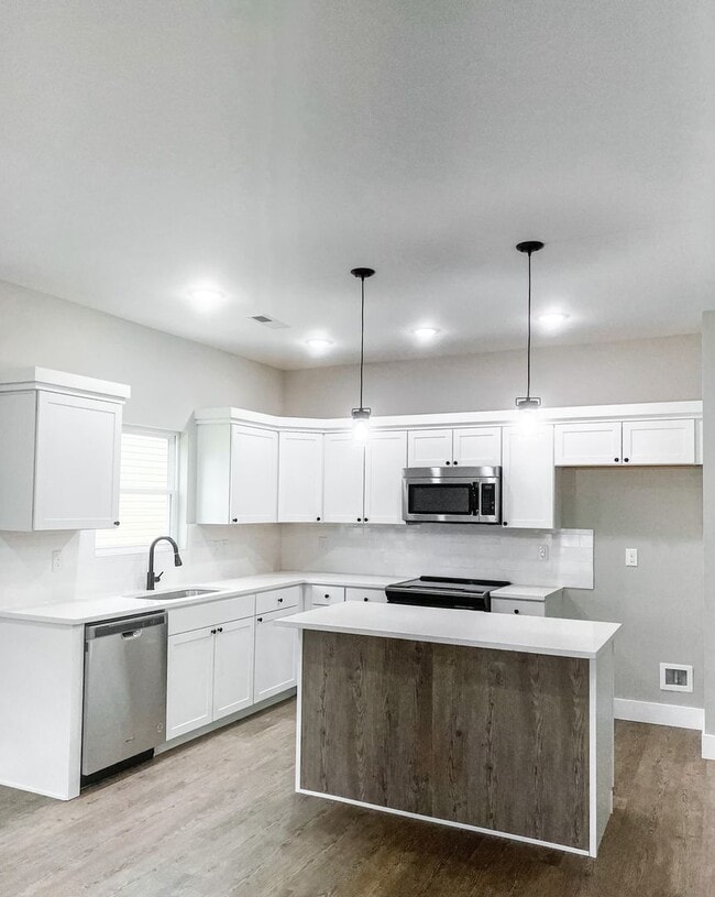 Foto del edificio - 3 Bedroom 2 Full Bath HOUSE with GARAGE