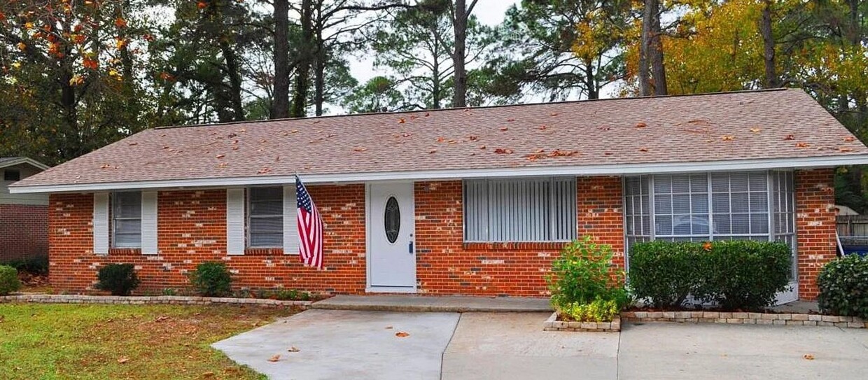 Foto principal - Spacious 3Bed/2Ba Brick Home w/ Solar Pane...